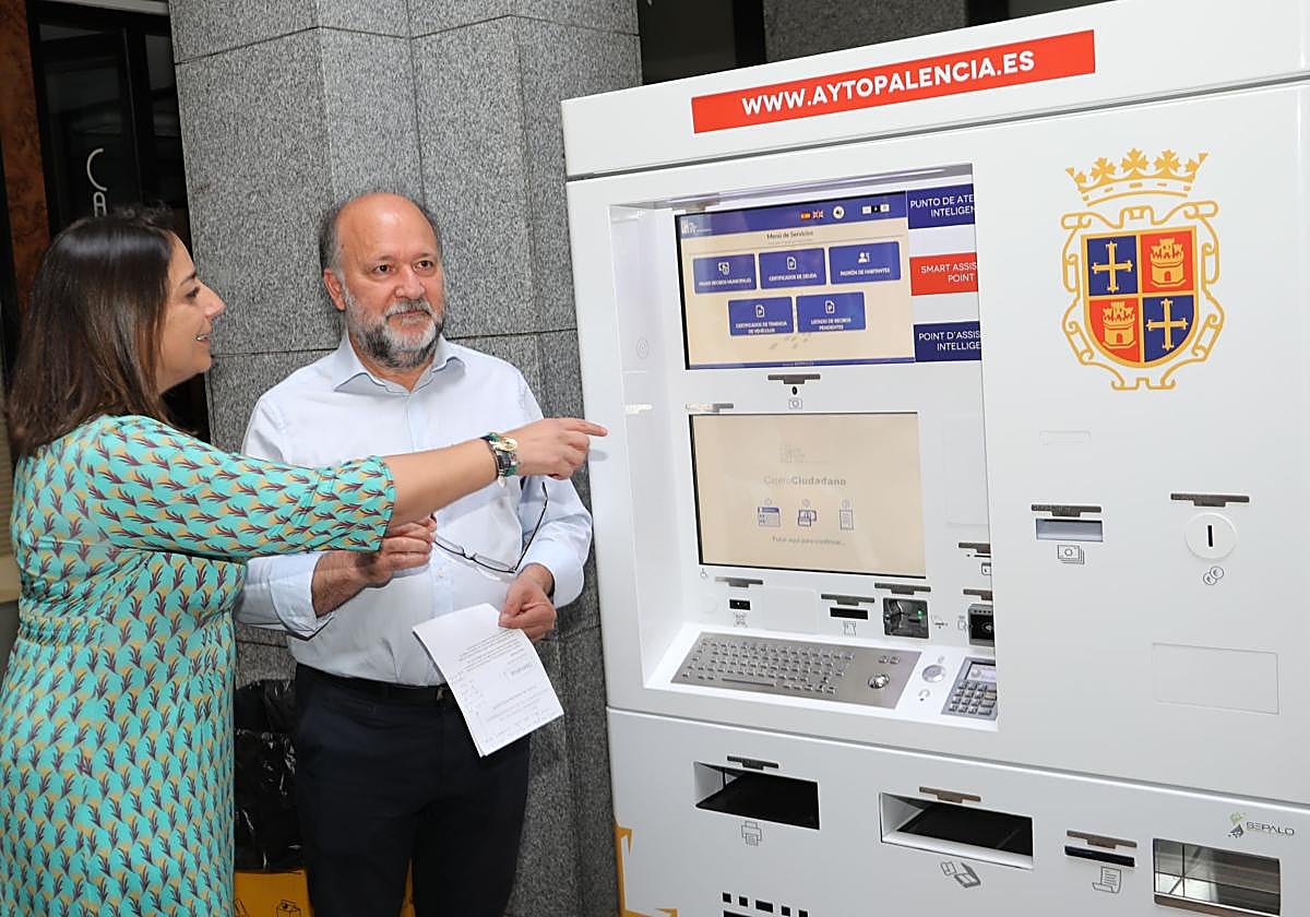 La alcaldesa y el concejal de Hacienda, con el cajero de Agustinas Canónigas.