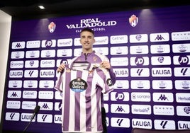 Biuk posa con la camiseta del Real Valladolid el pasado mes de enero.