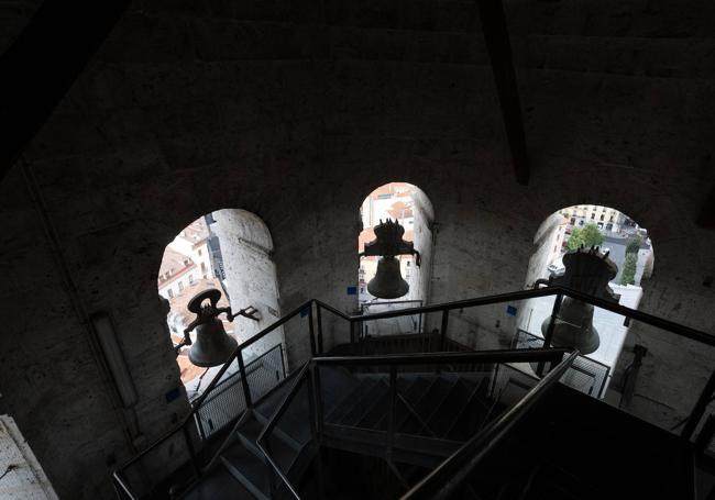 Campanas en la torre de la catedral de Valladolid.