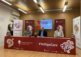 El alcalde de Boecillo, Raúl Gómez, el presidente de la Territorial Óscar Castañeda, y Javier González, diputado de deportes.