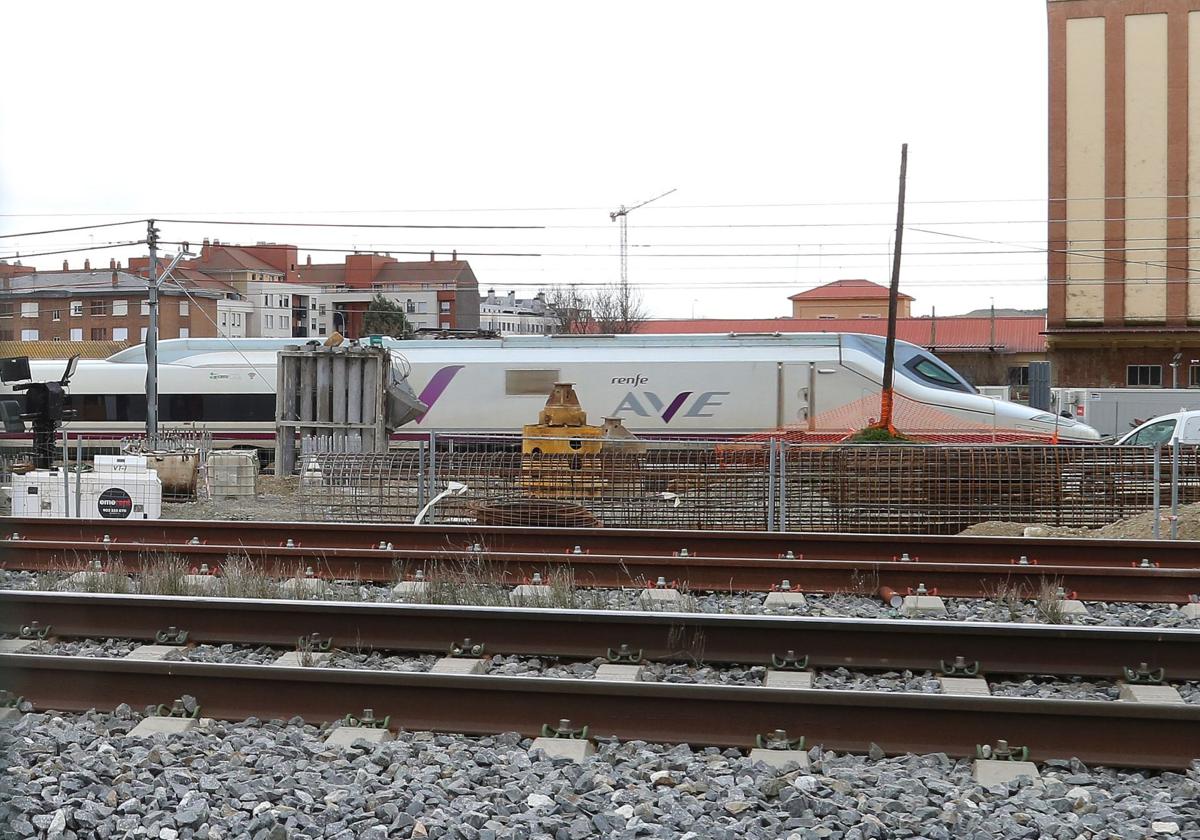 Obras del tramo inicial del Ave a Cantabria en la salida norte de Palencia.