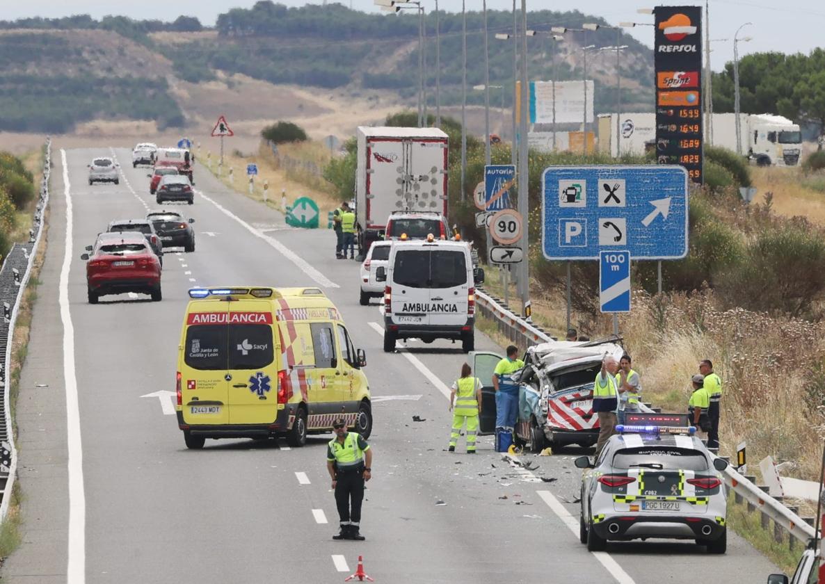 Herido grave un operario de carreteras al ser arrollado su coche por un camión