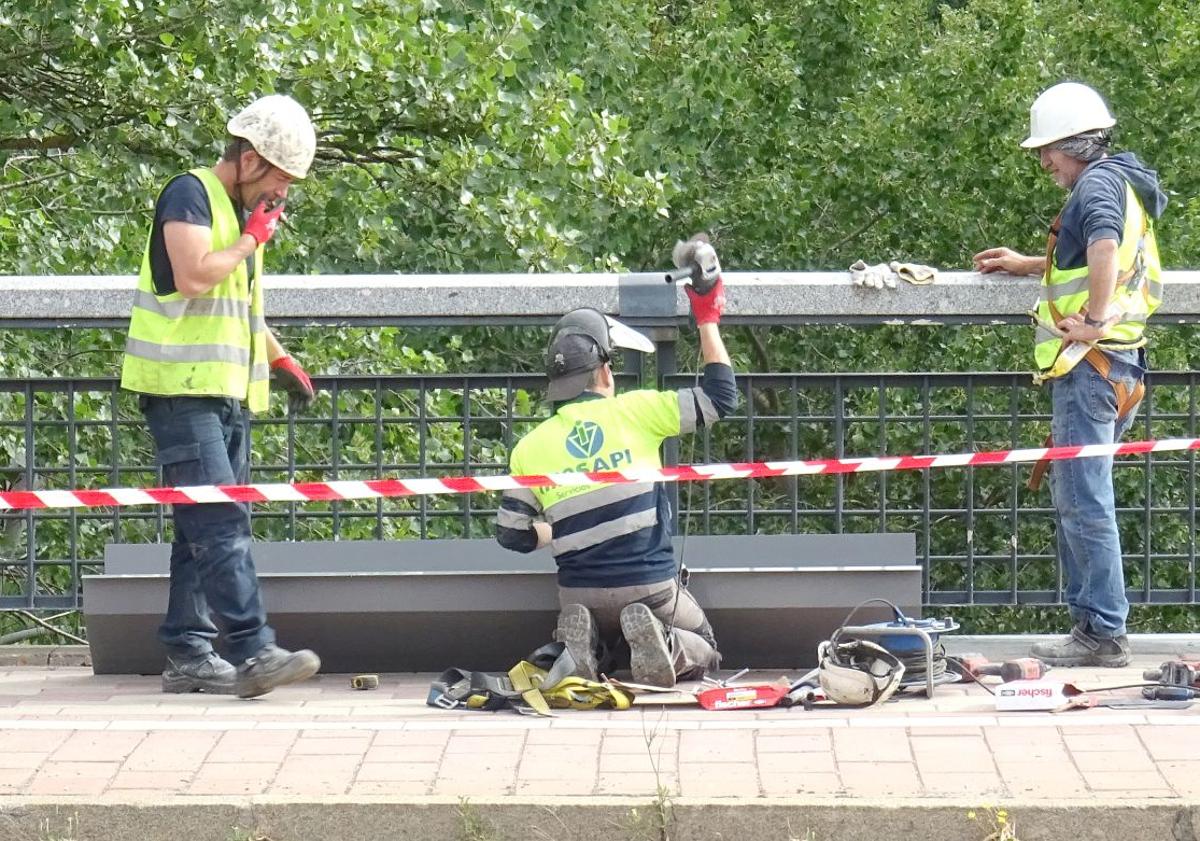 Imagen principal - Arriba, colocación de las chapas en la margen derecha del puente hacia Parquesol. Debajo, a la izquierda, detalle de los remates ya colocados en el otro lateral. A la izquierda, las escalinatas del puente.