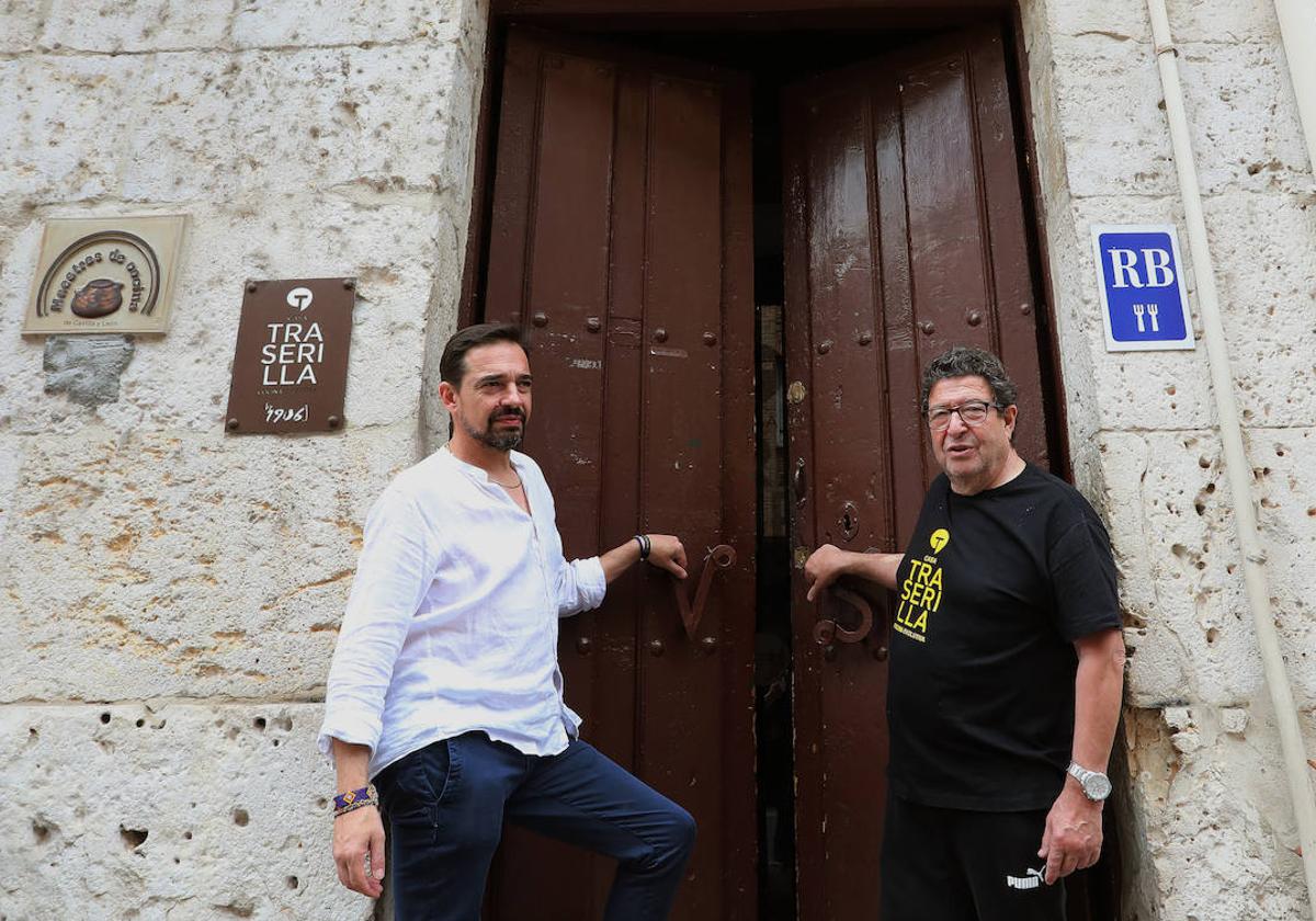 Luis Metodio Sánchez y su padre, Miguel Sánchez, a las puertas de La Traserilla.