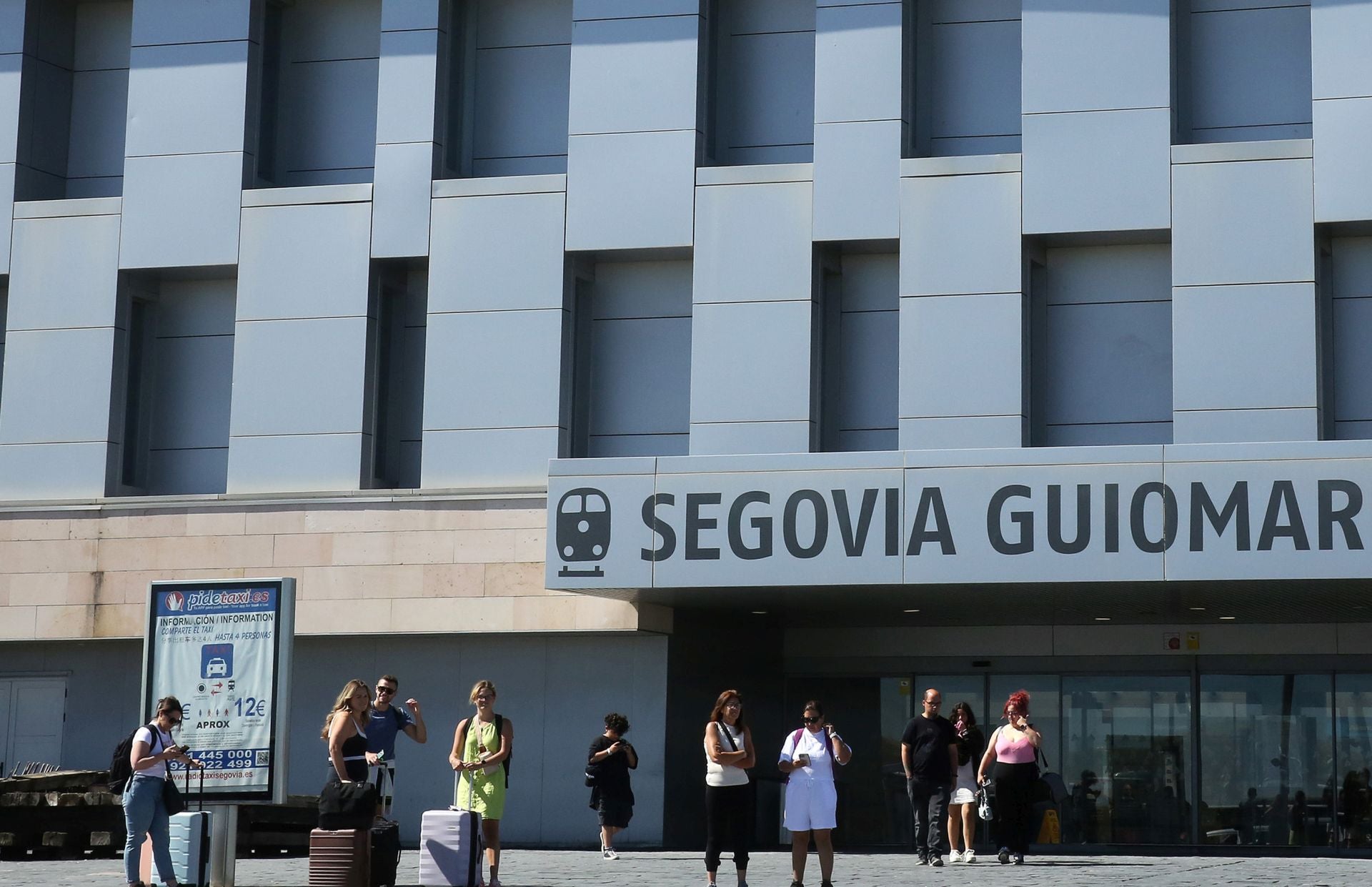 Viajeros a la entrada de la estación Segovia-Guiomar.