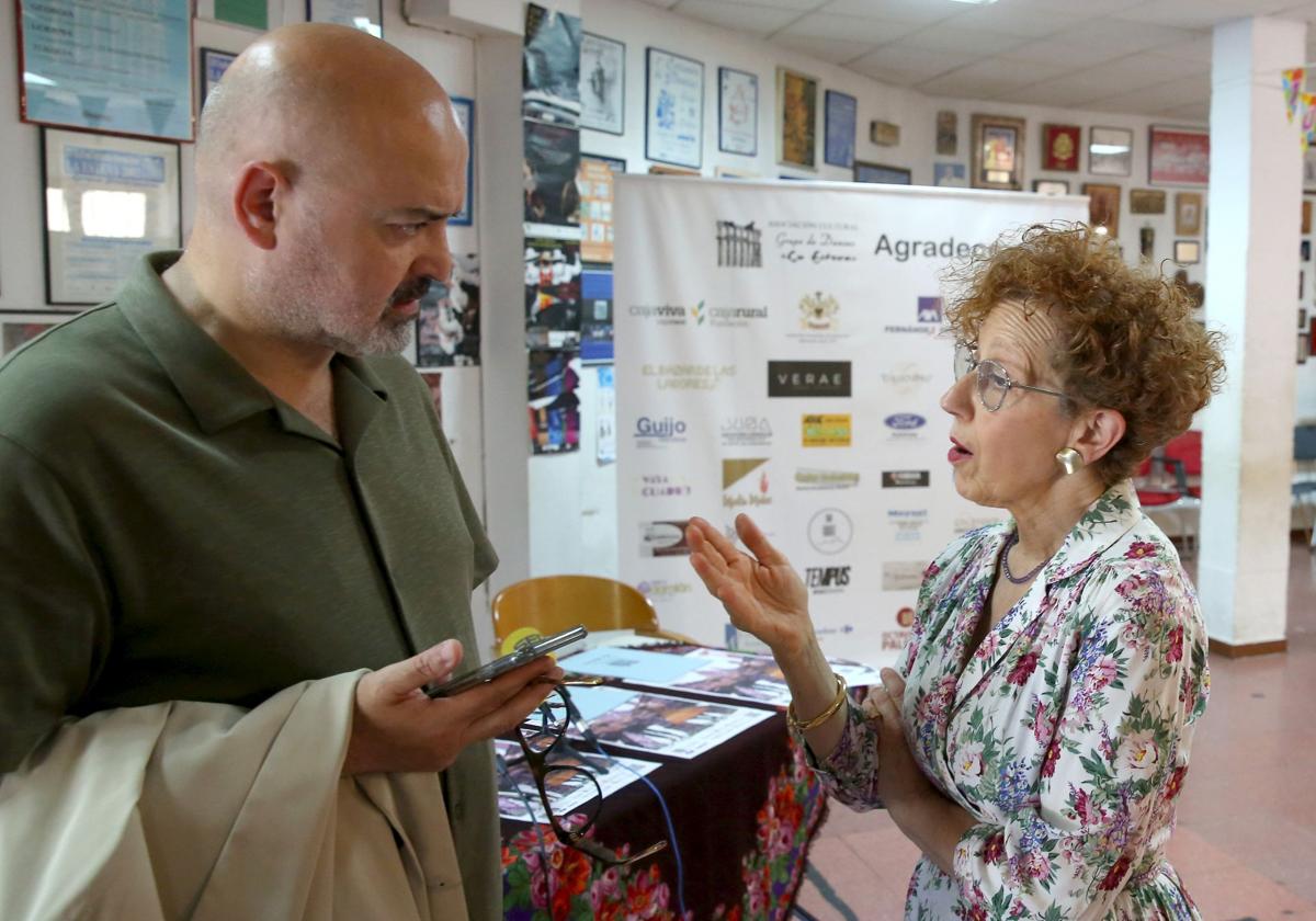 El concejal de Cultura, Juan Carlos Monroy, con la presidenta de la asociación La Esteva, Rosa Velasco.