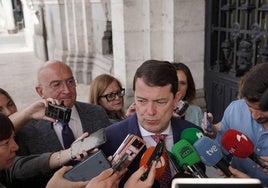 Fernández Mañueco antes de un acto hoy en el Ayuntamiento de Valladolid.