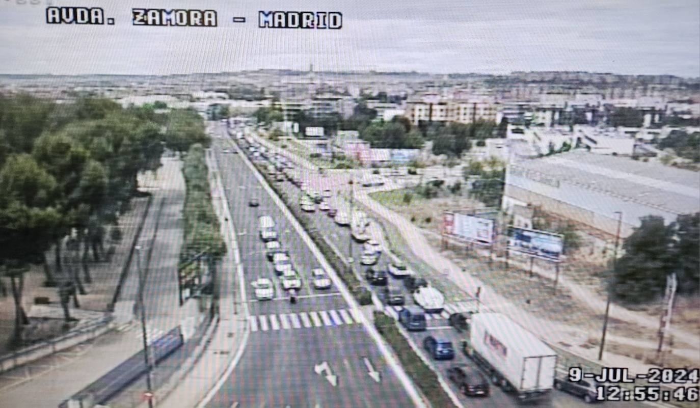 Retenciones en la avenida de Zamora por el siniestro captadas por la cámara de tráfico del cruce de San Agustín.