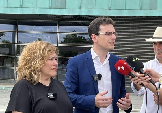 El portavoz municipal del PSOE, Pedro Herrero, y la concejala Charo Chávez, a las puertas del Museo de la Ciencia.