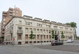 Edificio del colegio El Salvador, levantado sobre el solar en el que estuvo la sala de saraos del Palacio Real.