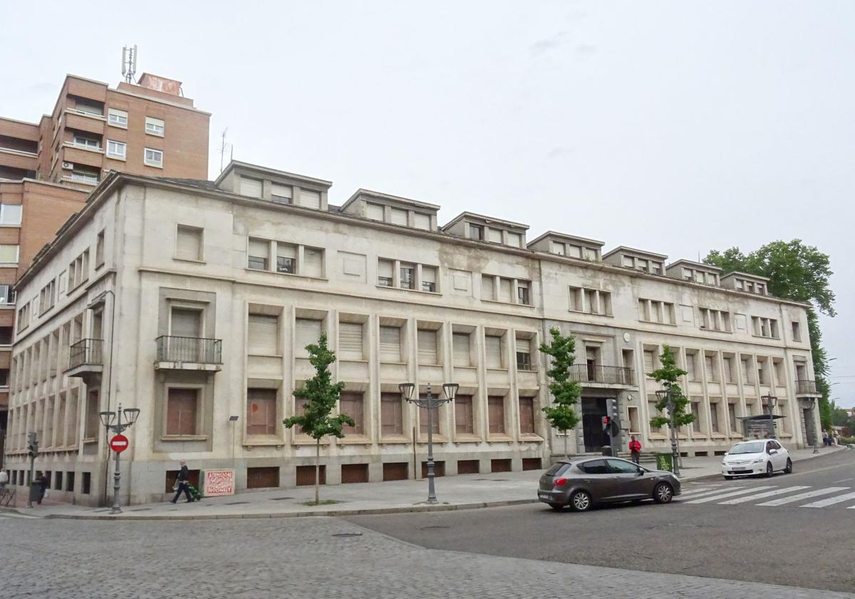 Edificio del colegio El Salvador, levantado sobre el solar en el que estuvo la sala de saraos del Palacio Real.