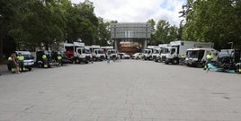 La nueva flota de vehículos de limpieza, en el parque del Salón.