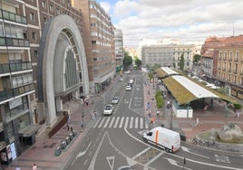 Plaza de España, con Miguel Íscar al fondo