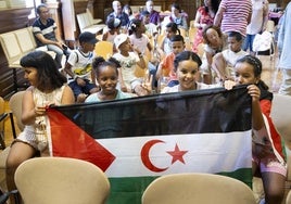 Niños saharauis acogidos este verano en Valladolid, durante la recepción en el Ayuntamiento.