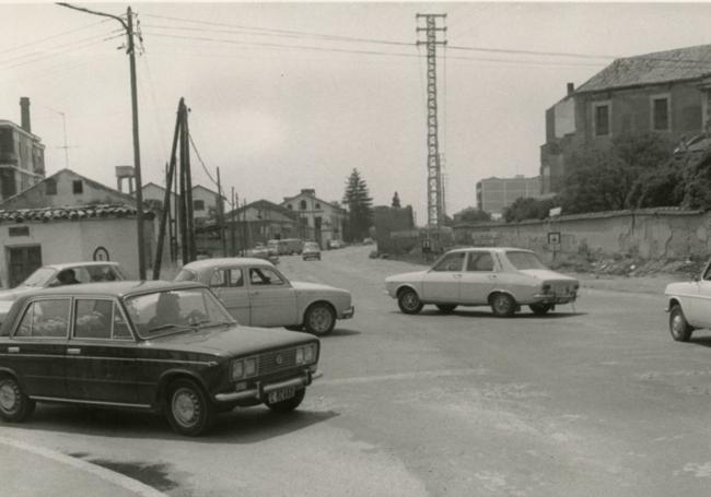 Avenida de Salamanca en el cruce con Puente Colgante, 1970.