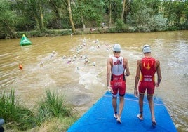 Deportistas en la prueba de natación en el río Duero.