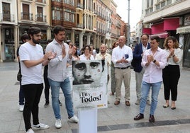 Representantes de Nuevas Generaciones y del PP, este mediodía en Palencia.