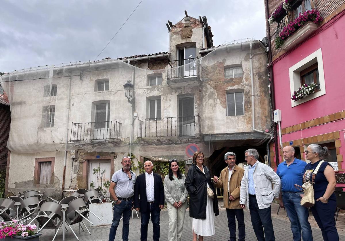 La presidenta de la Diputación, en el centro, en la visita a Velilla, delante del edificio La Mansión.