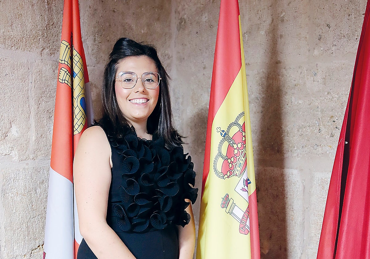 Alcaldesa de Nava del Rey, Denis Vázquez