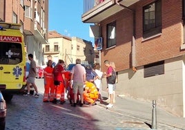 Personal sanitario atiende el peatón atropellado en la calle Ortiz de Paz.