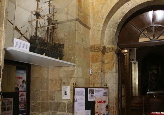 A la izquierda de la imagen, la maqueta de barco conservada tras una vitrina de cristal en la iglesia de León.