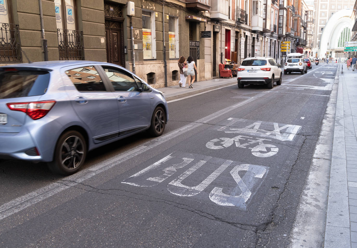 Aspecto actual de la calle López Gómez, donde todavía se observan las señales de desaparecido carril exclusivo para autobuses, ciclistas y taxis.