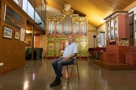 Francis Chapelet, en el auditorio de su Fundación en Abarca de Campos (Palencia), que alberga un órgano nuevo, uno italiano, un clave y un piano de cola.