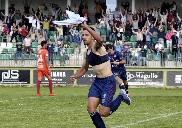 Diego Gómez celebra su último gol con la camiseta de la Gimnástica Segoviana.