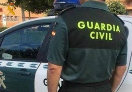 Guardia Civil junto a su vehículo.