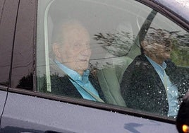 El Rey Juan Carlos, saludan a su llegada a la casa de Pedro Campos en Sanxenxo.