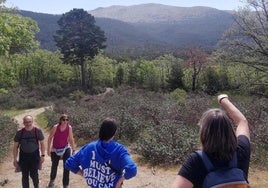 Un grupo de excursionistas durante una ruta por la sierra de Guadarrama.