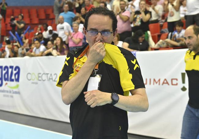 Peñas besa el escudo el día de su despedida como entrenador del Aula.