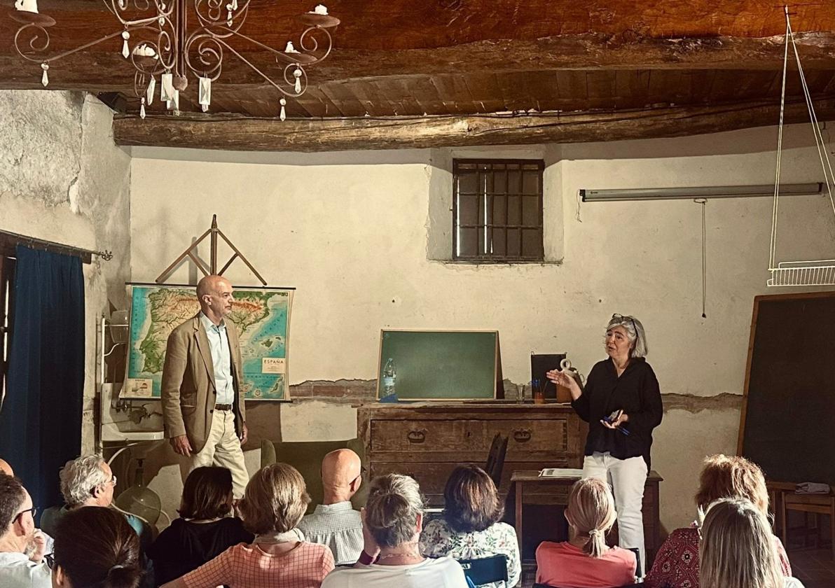 Inés García-Albi presenta uno de los actos en una edición anterior de Ancha es Castilla.
