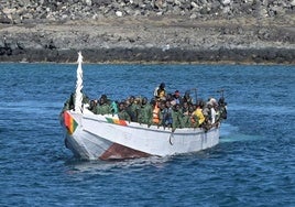 Cayuco con 145 personas a bordo que fue localizado a cinco millas de El Hierro.