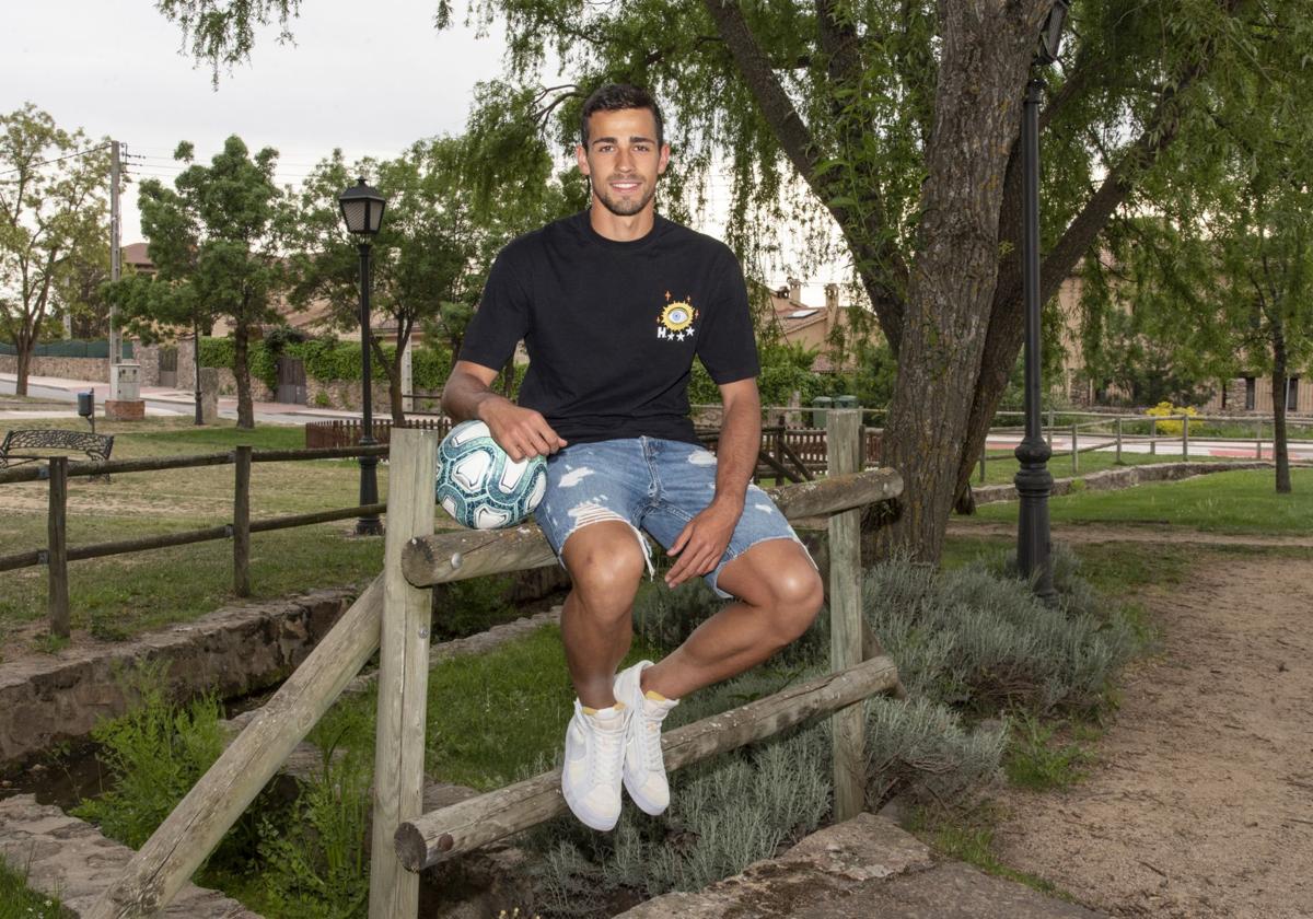 Diego Gómez posa con un balón en un parque de Trescasas.