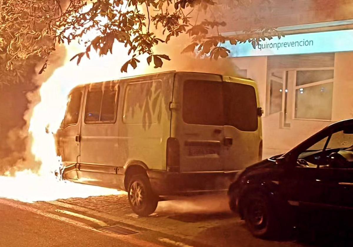 Incendio de la furgoneta esta madrugada en Obispo Quesada.