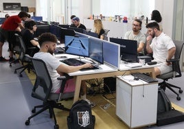 Miembros del equipo de Pentakill Studios en la sede de la Agencia de Innovación y Desarrollo Económico (Ideva).