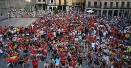 Cientos de personas ven el partido de España ante Francia en la plaza del Azoguejo.