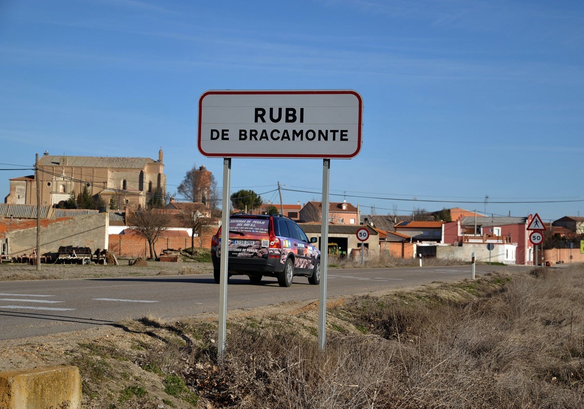 Cartel que da la bienvenida en Rubí de Bracamonte.