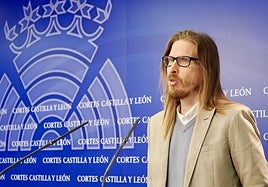 El procurador de Podemos Pablo Fernández ofrece declaraciones a los medios.