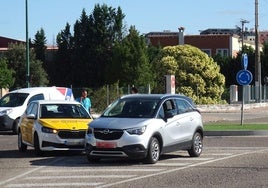 Los dos coches implicados en el accidente en el cruce de las calles Daniel del Olmo y Vázquez de Menchaca, en el polígono de Argales.