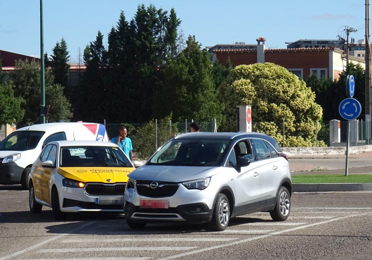 Los dos coches implicados en el accidente en el cruce de las calles Daniel del Olmo y Vázquez de Menchaca, en el polígono de Argales.