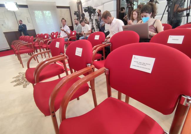 Asientos reservados para los miembros del Gobierno en la Sala de Mapas del Colegio de la Asunción.