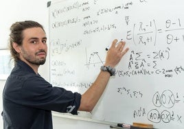 Alberto González Sanz durante la sesión de fotos para el premio Vicent Caselles.