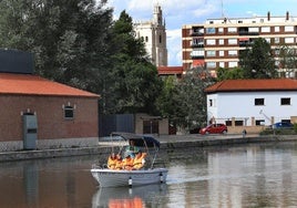 Barca eléctrica por la Dársena del Canal de Castilla en Palencia, el verano pasado.