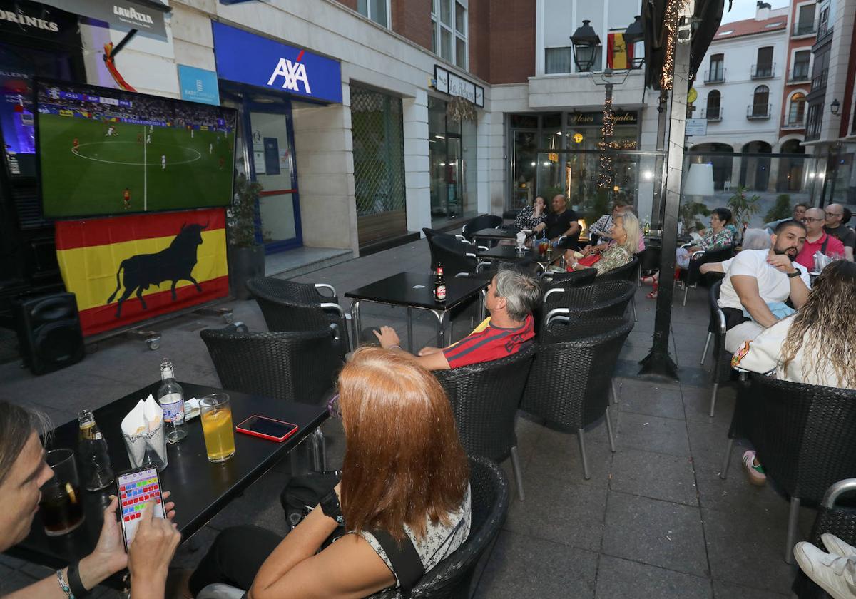 Ambiente en una terraza de la capital palentina durante la semifinal entre España y Francia.