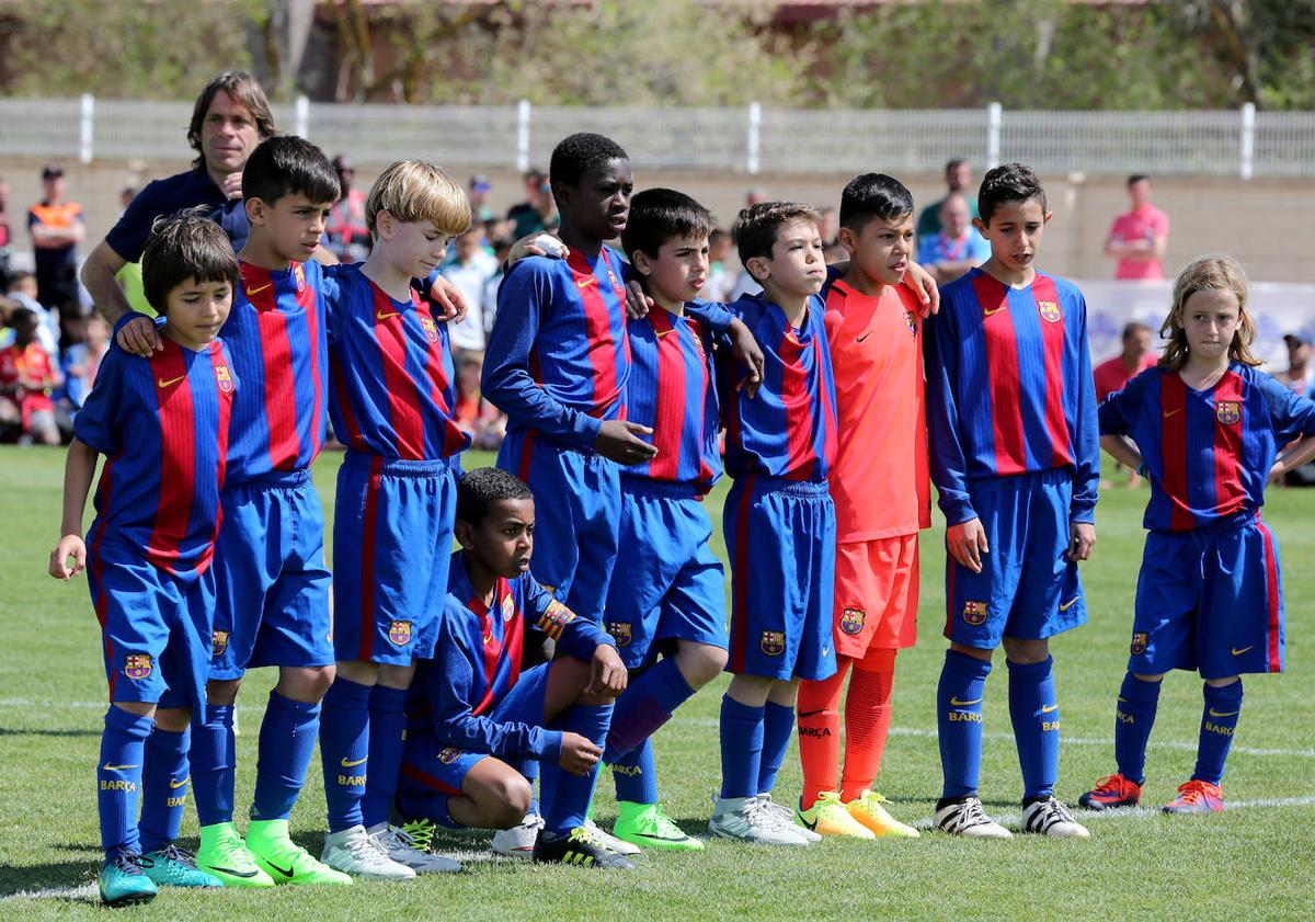 Imagen principal - Tres imágenes de Lamine en el torneo de Íscar de 2017.