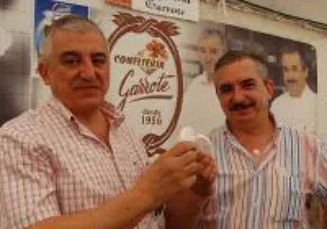 Carlos Garrote junto a su hermano, Julio Garrote, durante la celebración del 50 aniversario de Confitería Garrote.