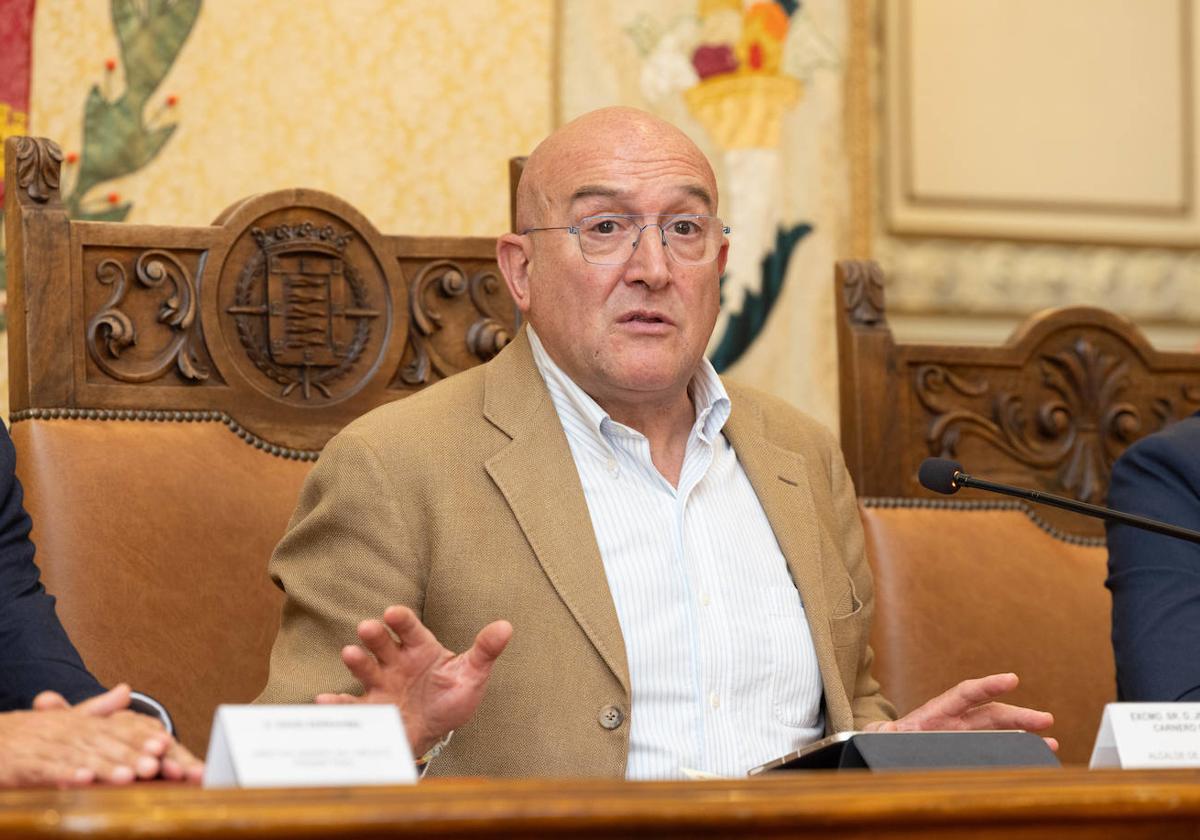 El alcalde de Valladolid, Jesús Julio Carnero, durante un pleno del Ayuntamiento.