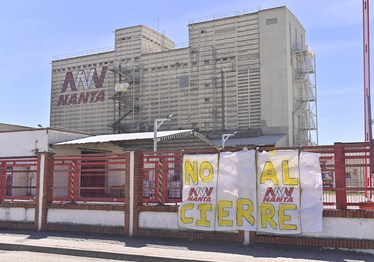 La fábrica de Nanta, con carteles que pedían el no al cierre de la planta, en el mes de mayo.